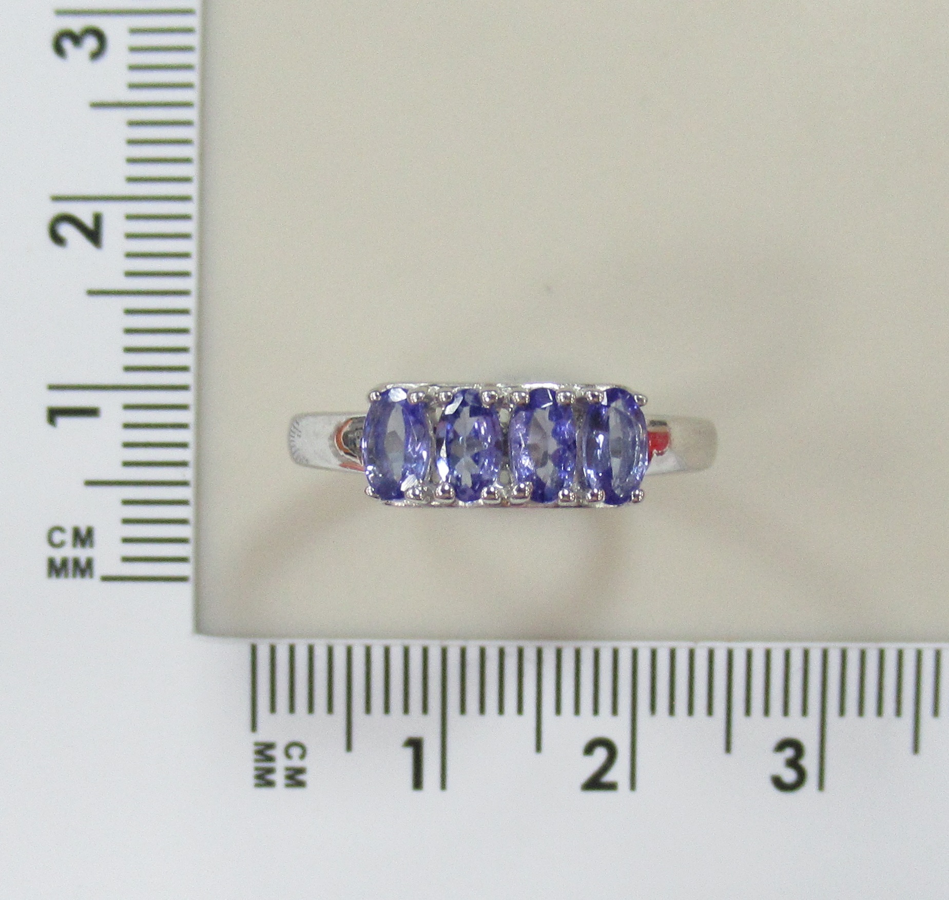 Серебряное кольцо с танзанитами